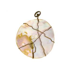 mizar - round mother of pearl pendant pic1
