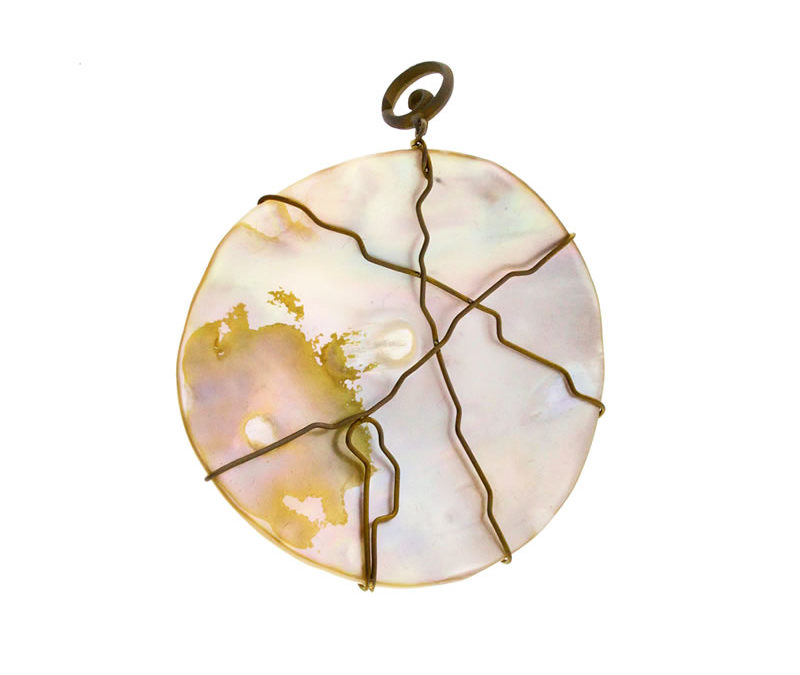 round mother of pearl pendant